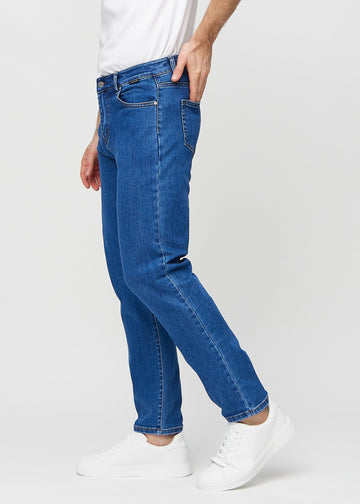 Dunkelblauer Denim regular jeans seitlich am Model gesehen.