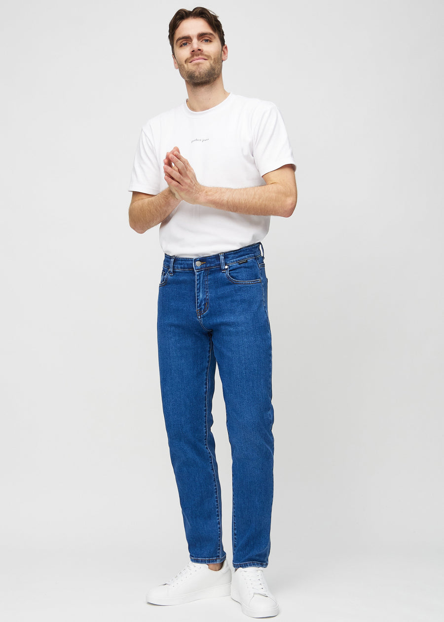 Ganzkörperbild eines Models in dunkelblauem Denim regular jeans.