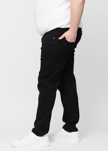 Schwarze regular jeans von der Seite an einem Plus-Size-Model gesehen.