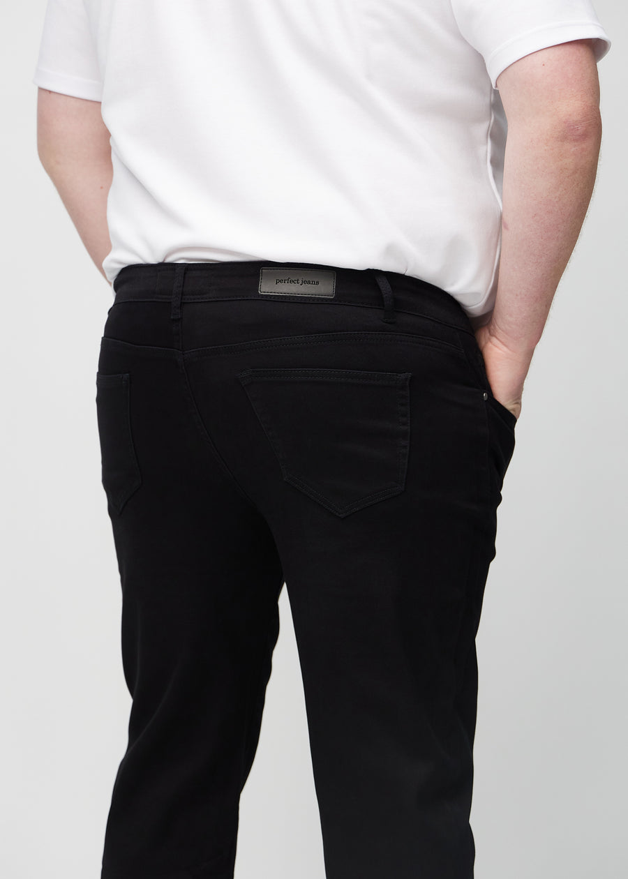 Schwarze regular jeans von hinten aus der Nähe an einem Plus-Size-Model gesehen, um Details zu zeigen.