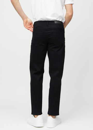 Schwarze regular jeans von hinten gesehen, damit man das ganze Produkt sehen kann.