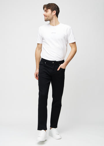 Ganzkörperbild eines Models in schwarzen regular jeans.