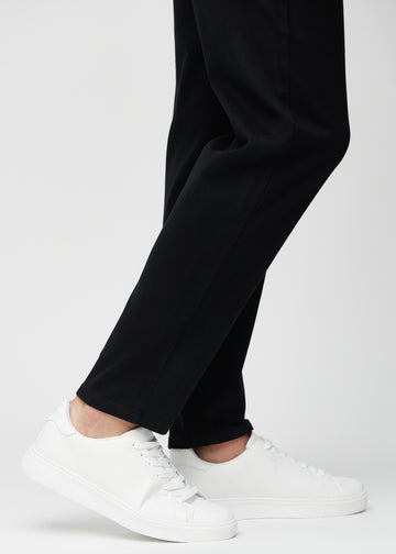Die Knöchel eines Models, damit man sehen kann, wie locker die Jeans sitzt.