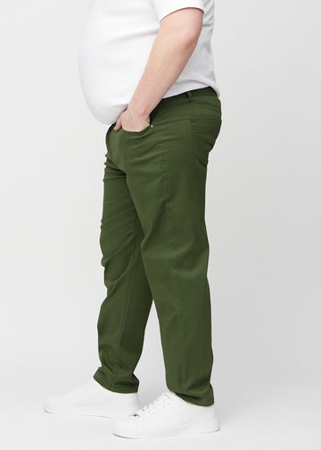 Dunkelgrüne regular jeans von der Seite an einem Plus-Size-Model gesehen.