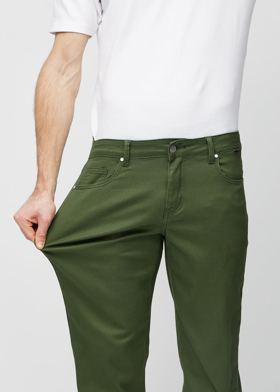 Das Model zieht die Jeans am Oberschenkel auseinander, um den Stretch zu zeigen.