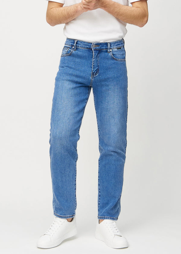 Denim regular jeans, Modellname Rivers, das am Bein gerade nach unten verläuft, von vorne gesehen.