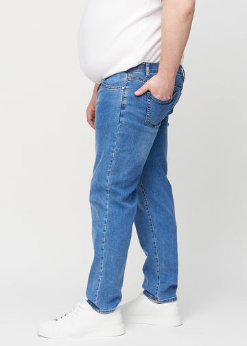 Denim regular jeans seitlich an einem Plus-Size-Model gesehen.