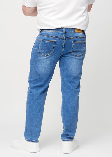 Denim regular jeans von hinten an einem Plus-Size-Model gesehen, damit man das gesamte Produkt sehen kann.