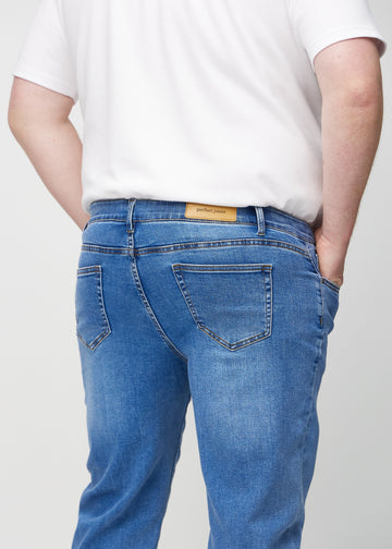 Denim regular jeans von hinten aus der Nähe an einem Plus-Size-Model gesehen, um Details zu zeigen.
