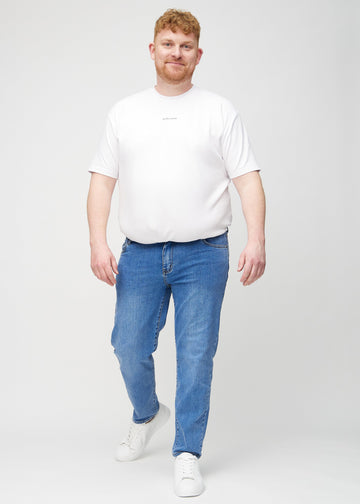 Ganzkörperbild eines Plus-Size-Models in Denim regular jeans.