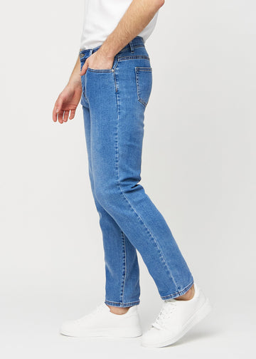 Denim regular jeans seitlich am Model gesehen.