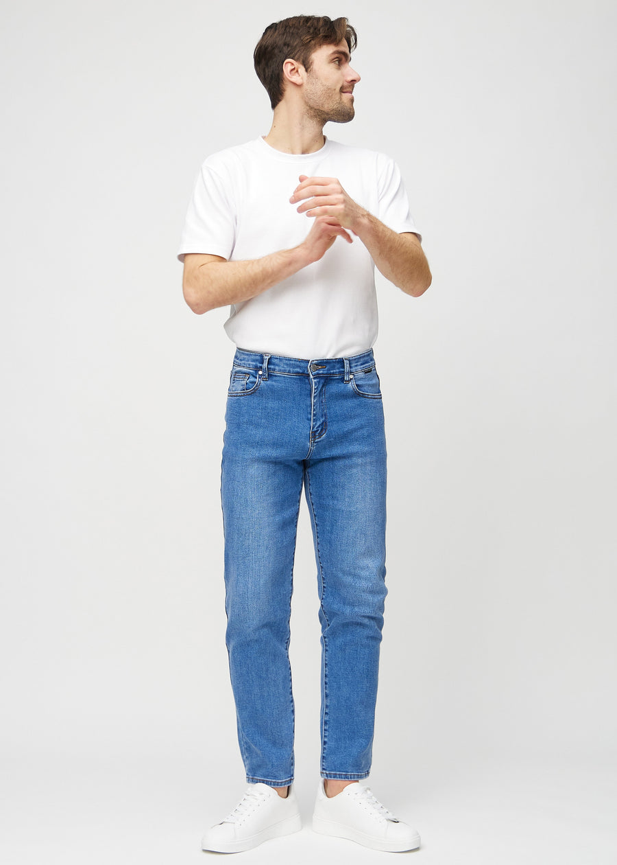 Ganzkörperbild eines Models in Denim regular jeans.