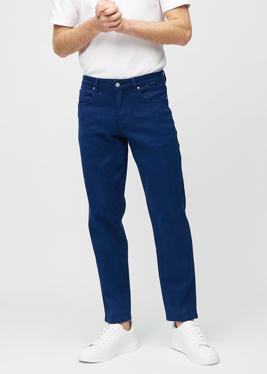 Dunkelblaue regular jeans, Modellname Royals, die am Bein gerade heruntergehen, von vorne gesehen.