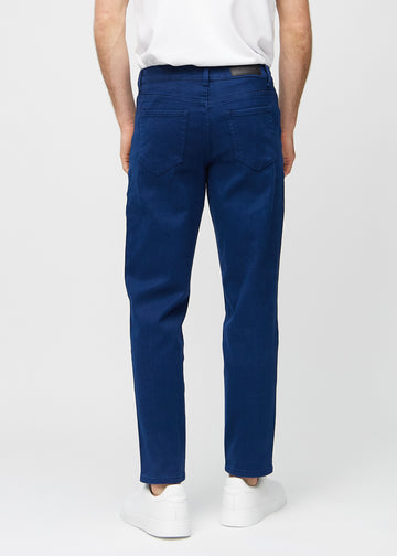 Dunkelblaue regular jeans von hinten gesehen, damit man das gesamte Produkt sehen kann.