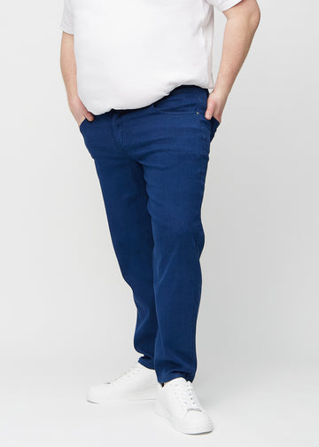 Dunkelblaue regular jeans, Modellname Royals, die am Bein gerade heruntergehen, an einem Plus-Size-Model von vorne gesehen.