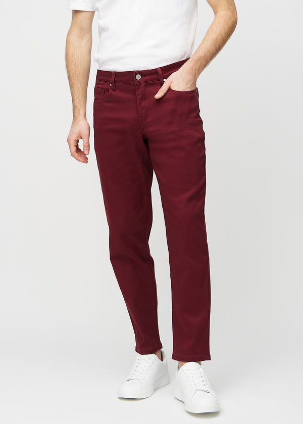 Dunkelrote regular jeans, Modellname Santas, die am Bein gerade nach unten verlaufen, von vorne gesehen.