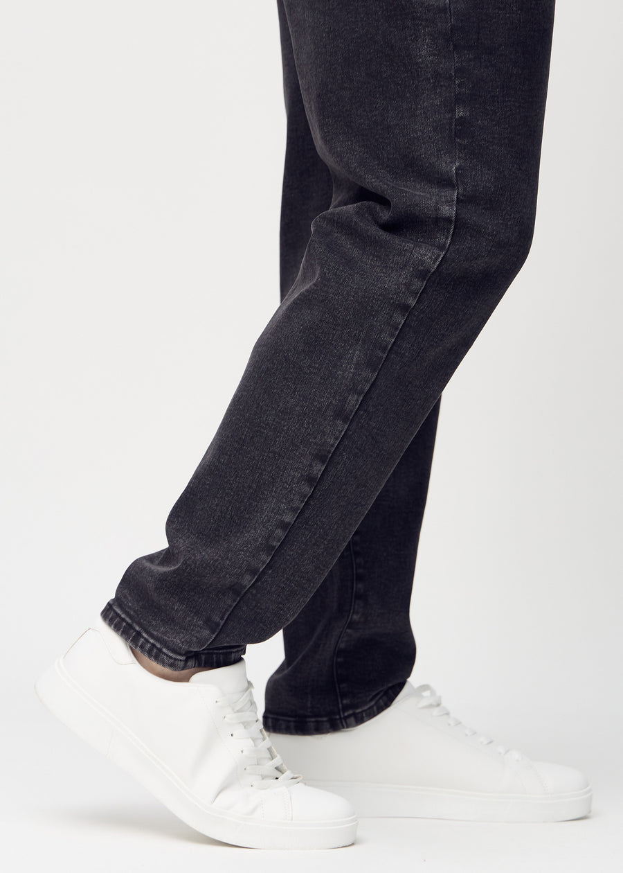 Die Knöchel eines Plus-Size-Models, sodass man sehen kann, wie locker die Jeans sitzt.