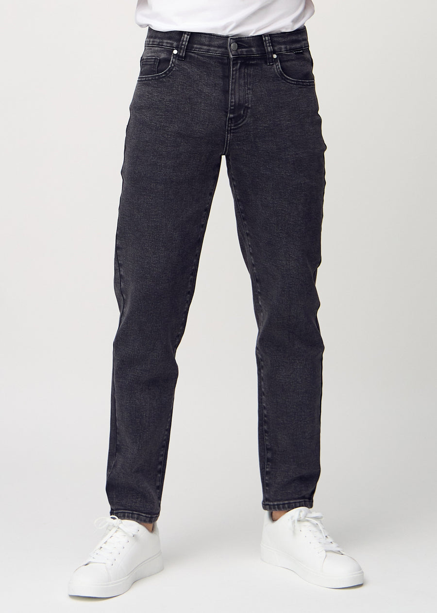 Dunkelgrauer Denim regular jeans, Modellname Shadows, der am Bein gerade nach unten verläuft, von vorne gesehen.