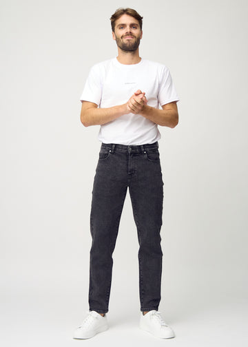 Ganzkörperbild eines Models in dunkelgrauem Denim regular jeans.