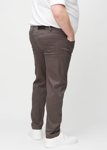 Graubraune regular jeans von hinten an einem Plus-Size-Model gesehen, damit man das gesamte Produkt sehen kann.