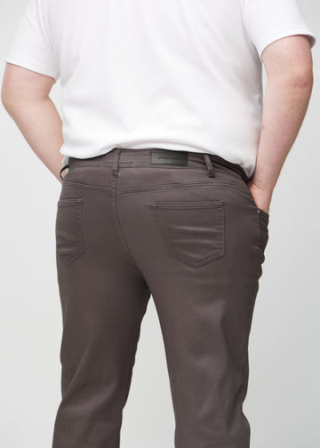 Graubraune regular jeans von hinten aus der Nähe an einem Plus-Size-Model gesehen, um Details zu zeigen.