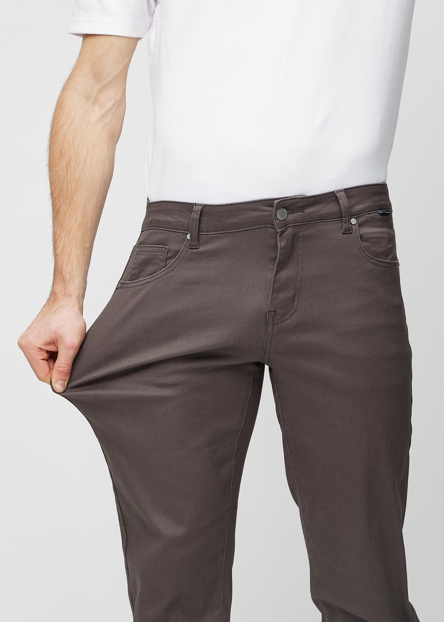 Das Model dehnt die Jeans am Oberschenkel, um den Stretch zu zeigen.
