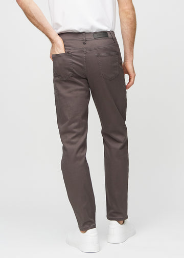Graubraune regular jeans von hinten gesehen, damit man das gesamte Produkt sehen kann.