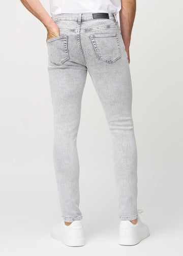 Hellgraue Denim-Jeans im Slim Fit, von hinten gesehen, um die gesamte Jeans zu zeigen.