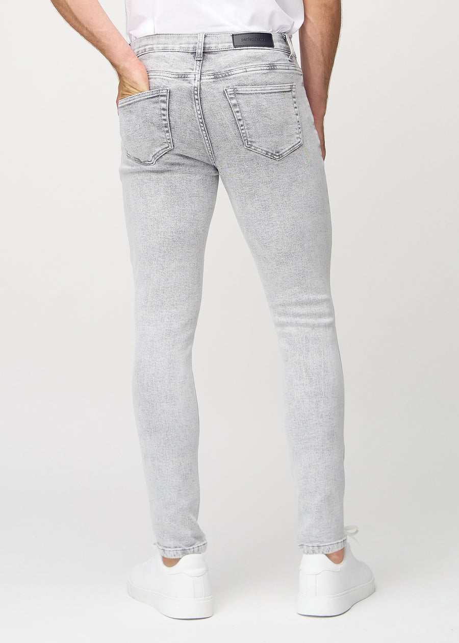 Hellgraue Denim-Jeans im Slim Fit, von hinten gesehen, um die gesamte Jeans zu zeigen.