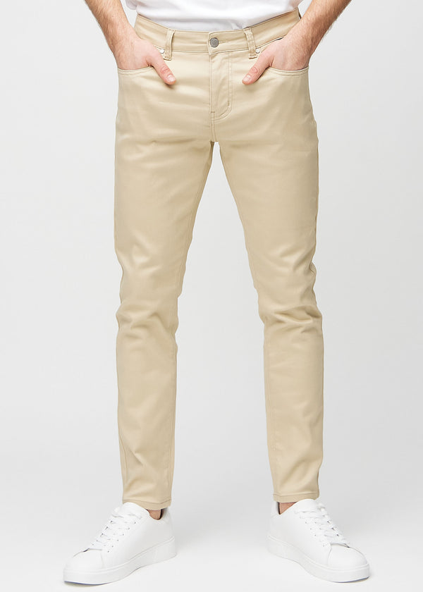 Beigefarbene Jeans im Slim Fit, Modell Gazelles, die eng an den Beinen anliegen, von vorne gesehen.