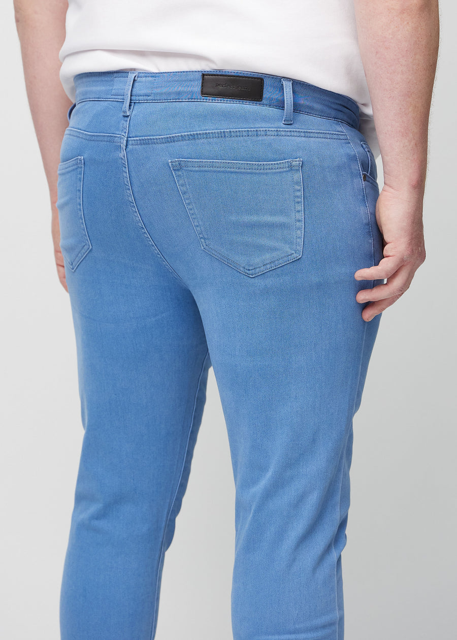 Nahaufnahme von hinten von blaue Jeans im Slim Fit an einem Plus-Size-Model, die Details zeigt.