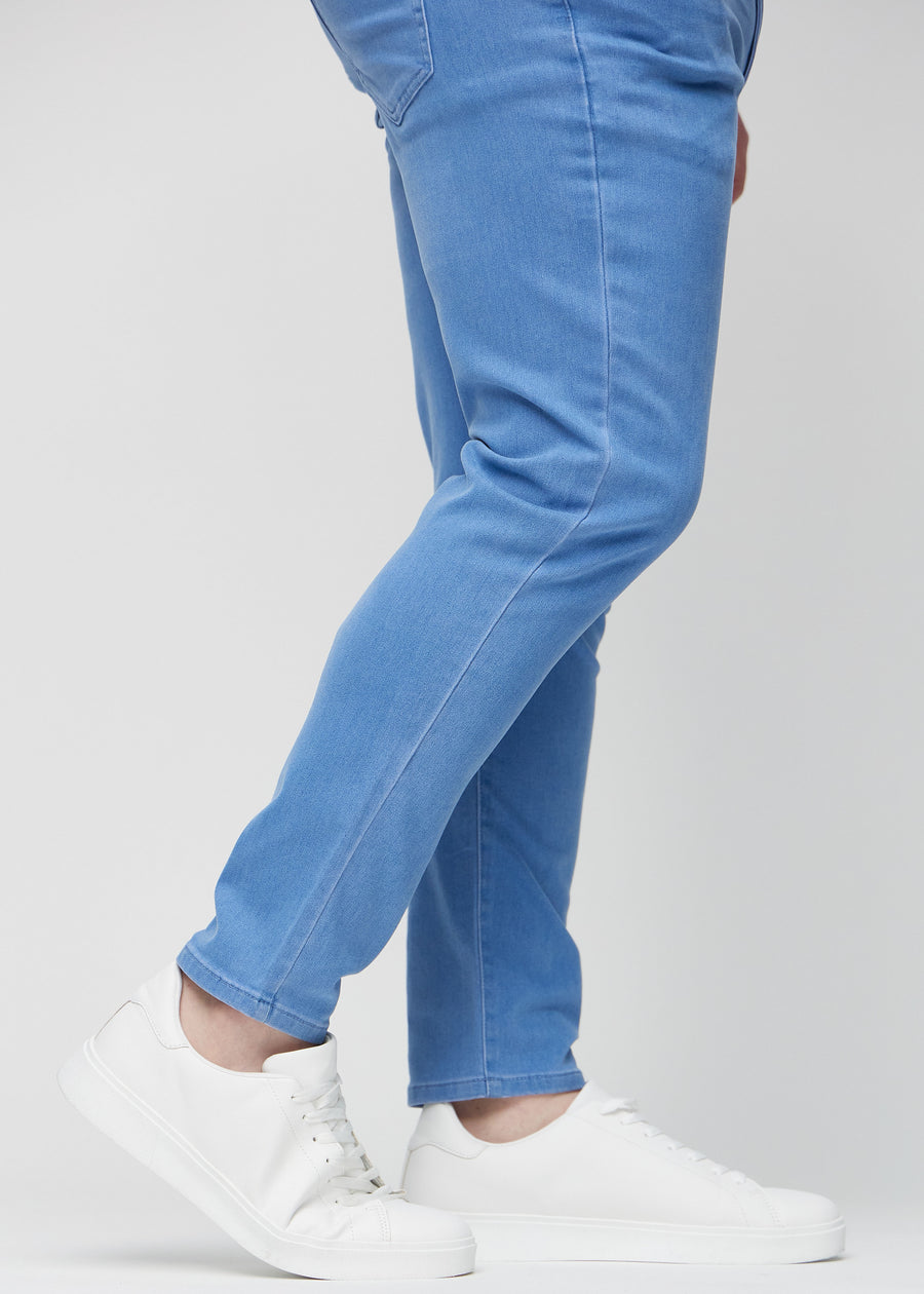Knöchelbereich eines Plus-Size-Models, der zeigt, wie eng die Jeans anliegen.