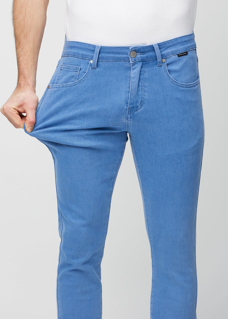 Ein Model dehnt die Jeans am Oberschenkel, um den Stretch des Materials zu zeigen.