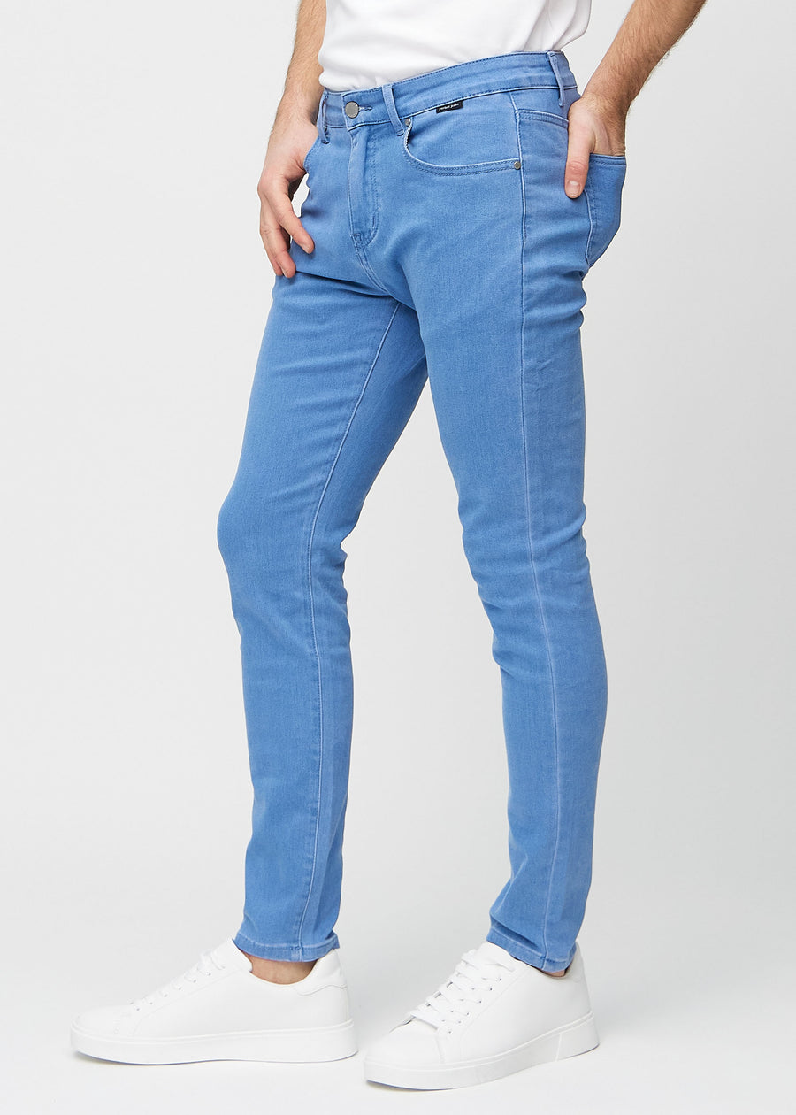 Blaue Jeans im Slim Fit, von der Seite an einem Model gesehen.