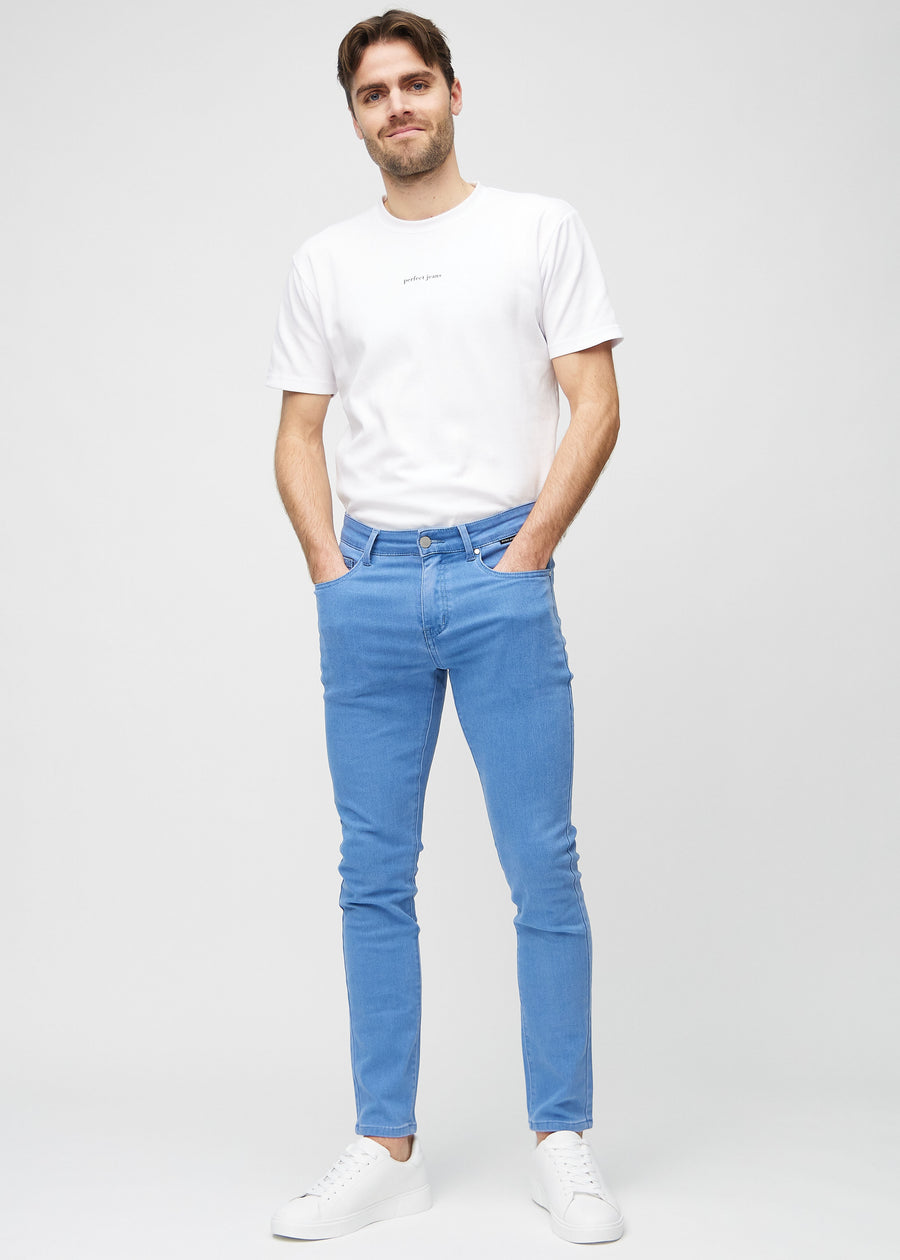 Ganzkörperaufnahme eines Models in blaue Jeans im Slim Fit.