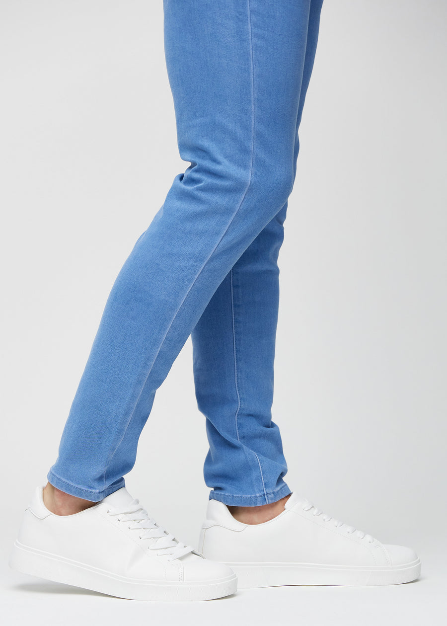 Knöchelbereich eines Models, der zeigt, wie eng die Jeans anliegen.