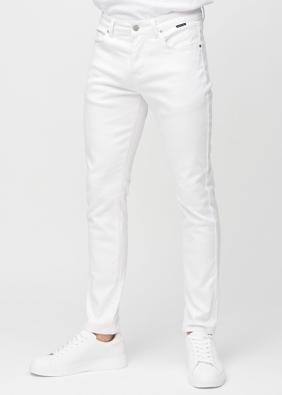 Hvide slim jeans, modelnavn Marguerites, som sidder tæt til benet, set forfra.