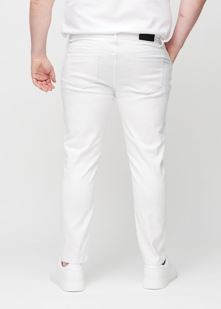 Hvide slim jeans set bagfra på en plus-size model, så man kan se hele produktet.