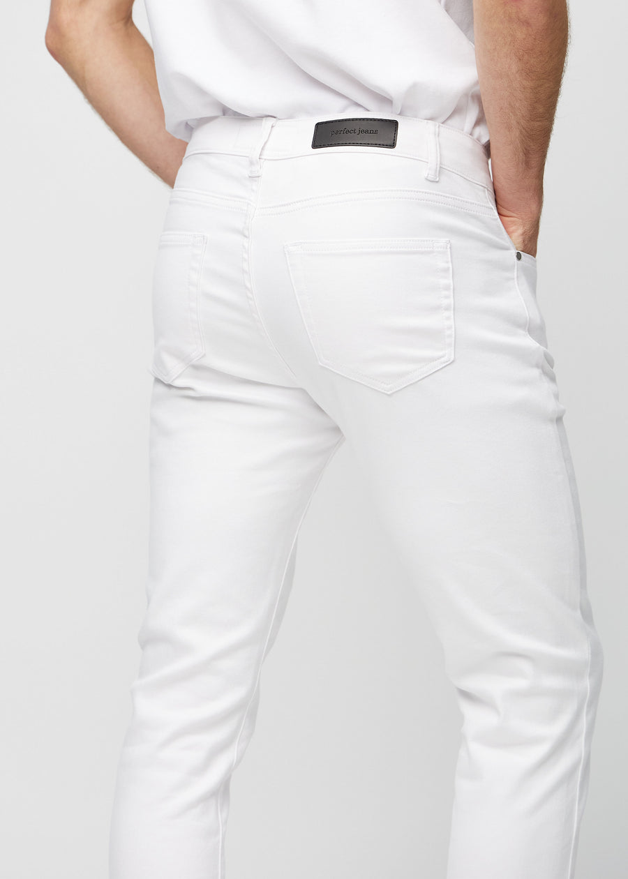 Hvide slim jeans set bagfra tæt på for at vise detaljer.