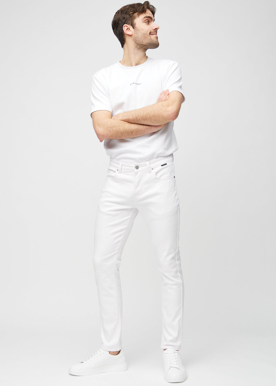 Fuldt billede af model i hvide slim jeans.