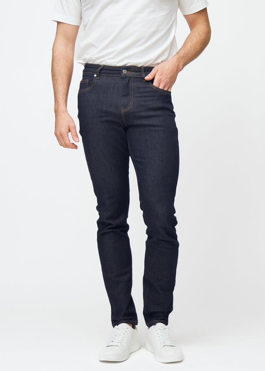 Tief dunkelblaue Denim jeans für Herren in der Farbe Midnights mit slim Passform, die natürlich an der Hüfte sitzt und den Beinen enger folgt, von vorne gesehen.
