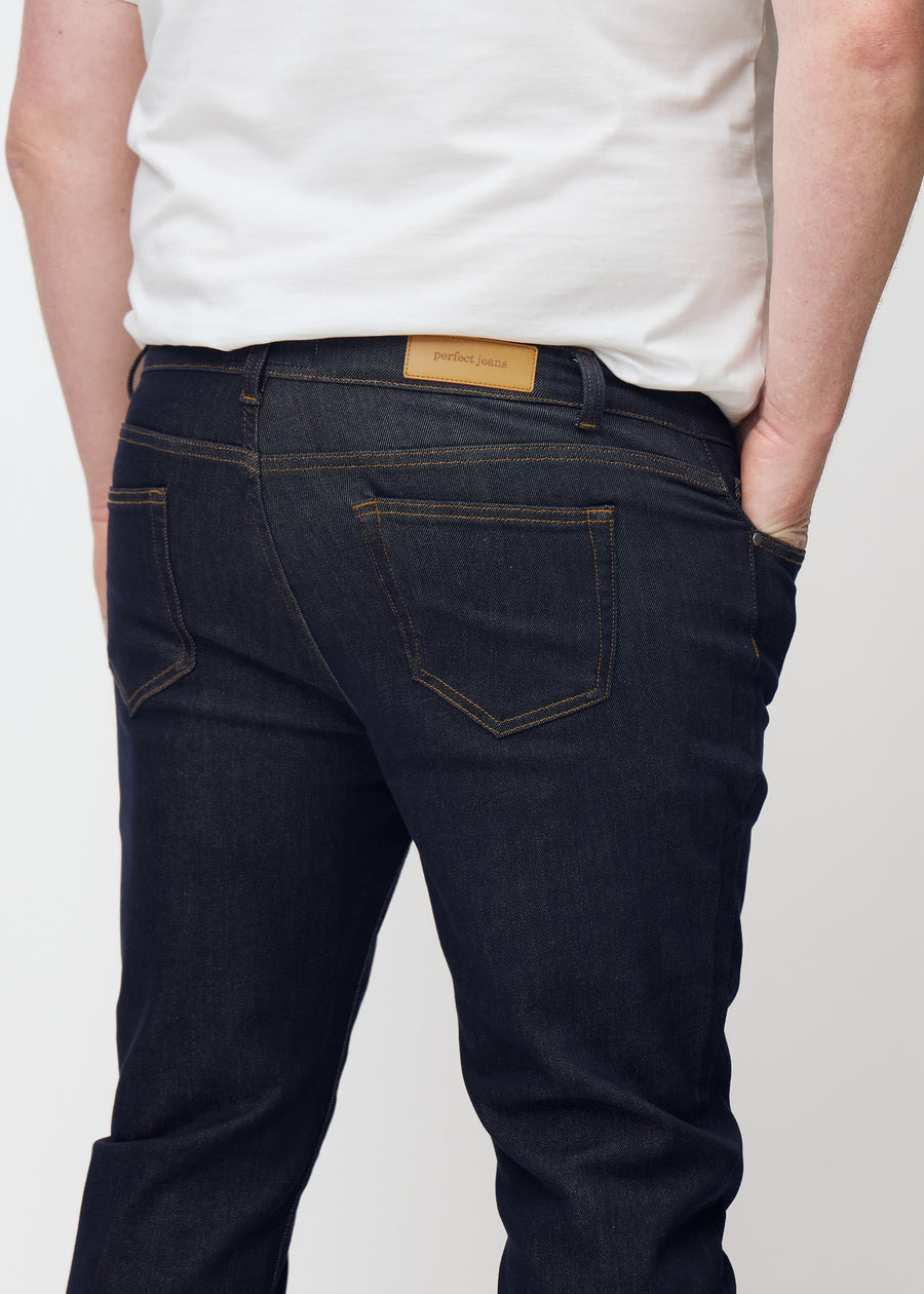 Tief dunkelblaue Denim jeans für Herren in der Farbe Midnights von hinten aus der Nähe an einem Plus-Size-Model gesehen.