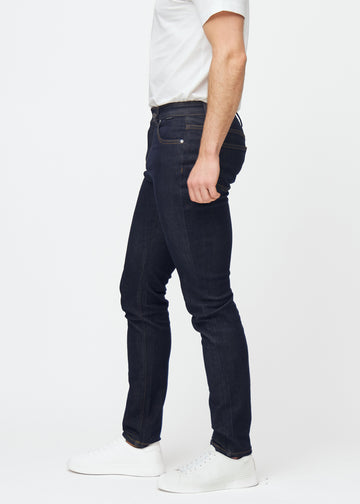 Tief dunkelblaue Denim jeans für Herren in der Farbe Midnights mit slim Passform, seitlich am Model gesehen.