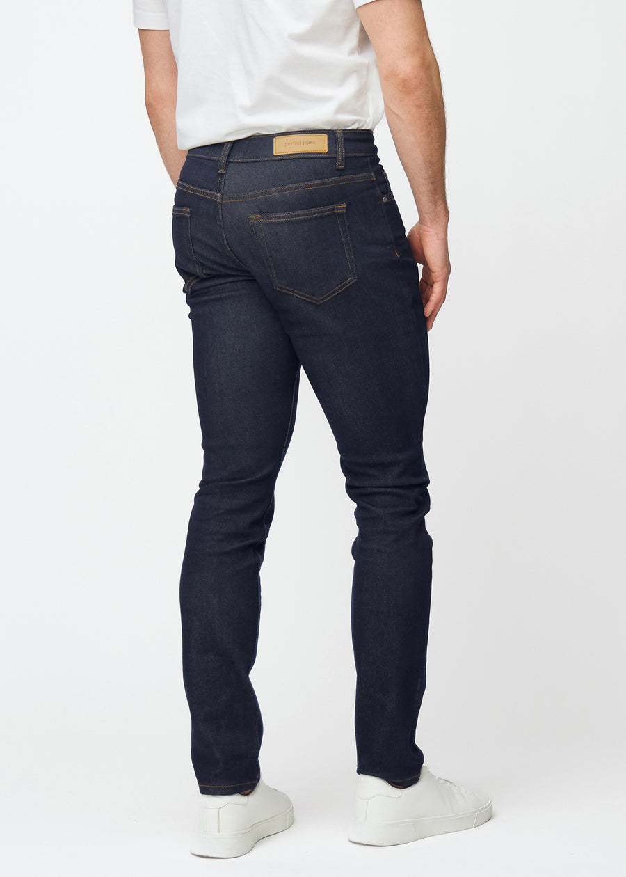 Tief dunkelblaue Denim jeans für Herren in der Farbe Midnights von hinten gesehen, damit die Passform sichtbar ist.