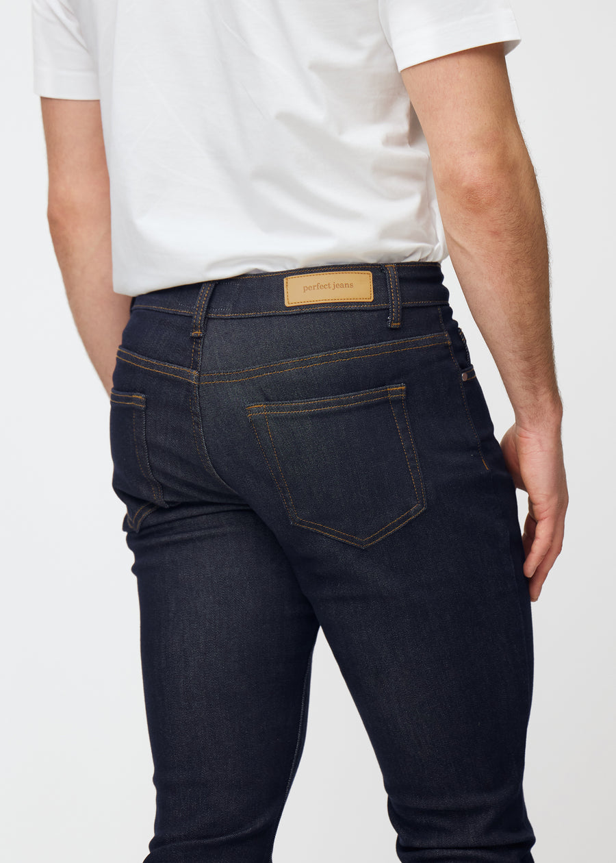 Tief dunkelblaue Denim jeans für Herren in der Farbe Midnights von hinten aus der Nähe gesehen, um Passform und Details zu zeigen.