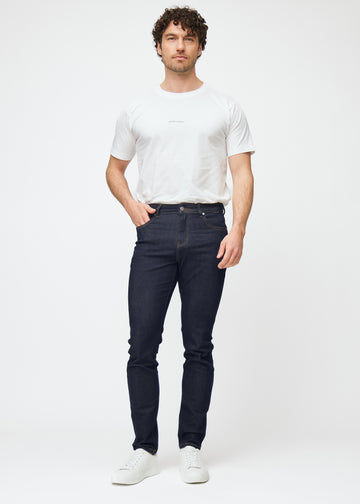 Ganzkörperbild eines Models in tief dunkelblauer Denim jeans für Herren in der Farbe Midnights mit slim Passform.