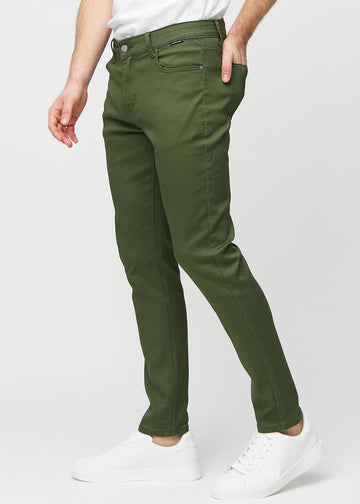 Dunkelgrüne Jeans im Slim Fit, von der Seite an einem Model gesehen.