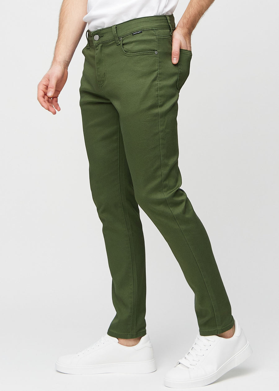 Dunkelgrüne Jeans im Slim Fit, von der Seite an einem Model gesehen.
