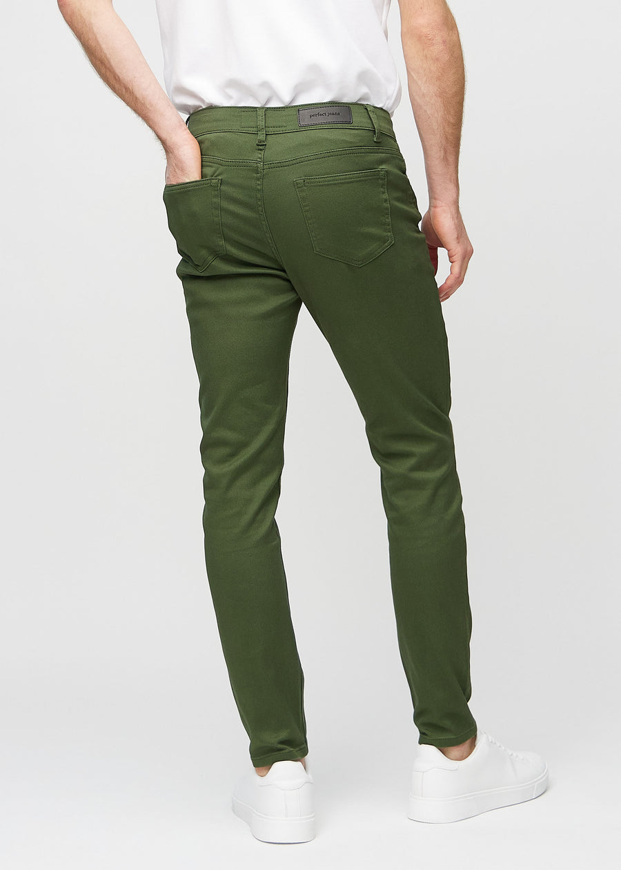 Dunkelgrüne Jeans im Slim Fit, von hinten gesehen, um die gesamte Jeans zu zeigen.