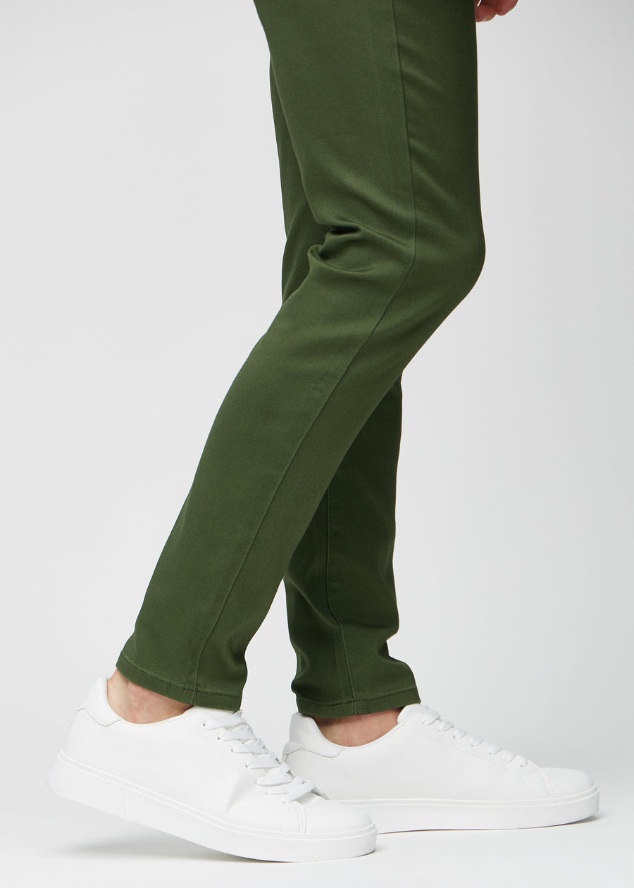 Knöchelbereich eines Models, der zeigt, wie eng die Jeans anliegen.